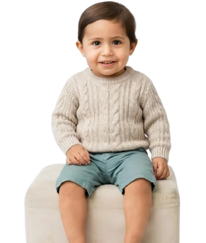 Pediatra en consulta con niño